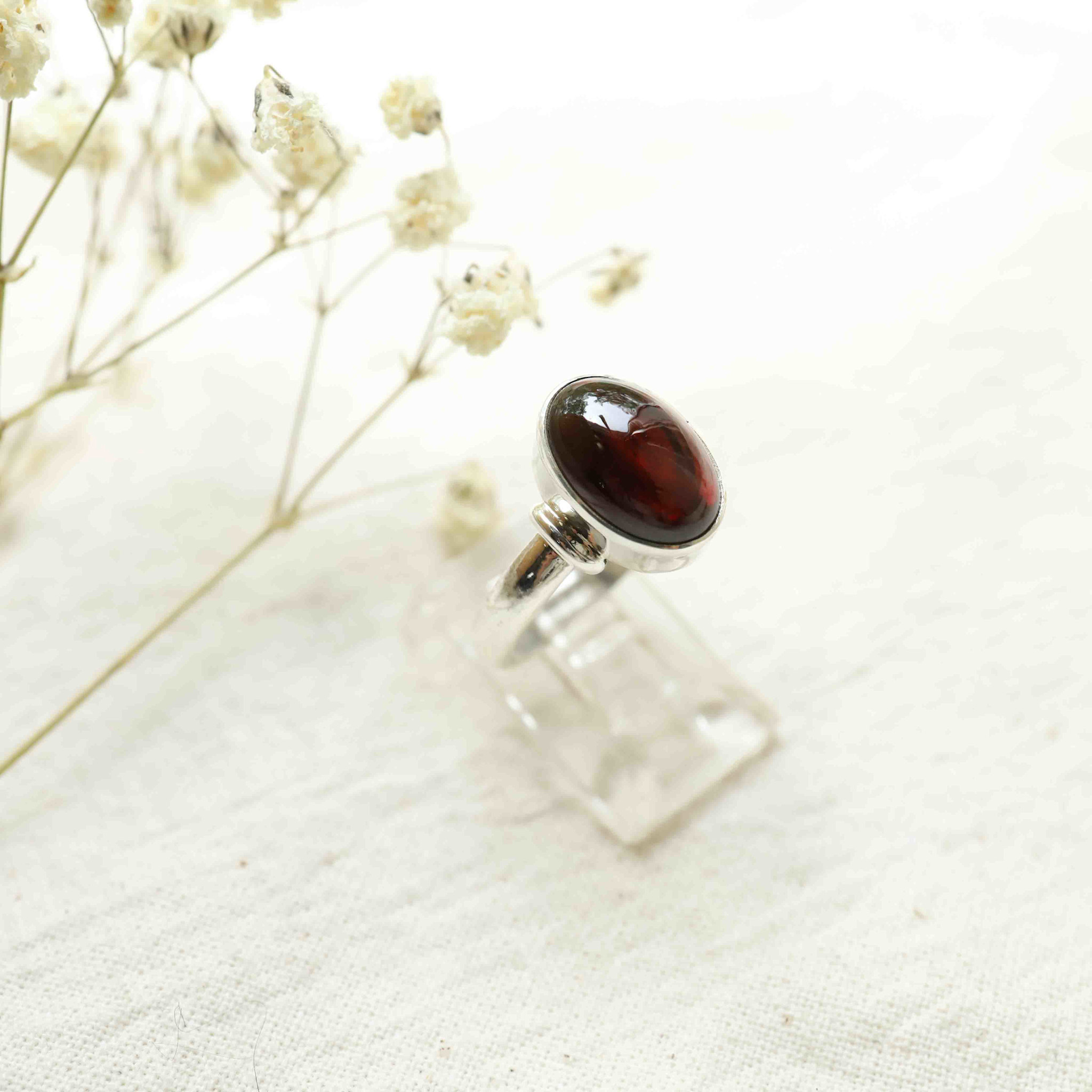 Garnet Ring - Oeillet
