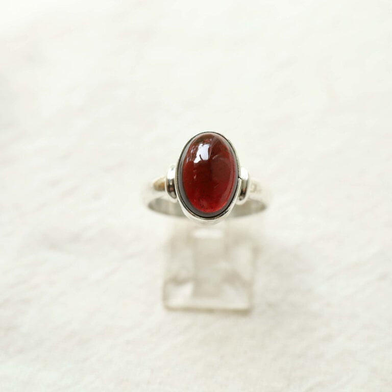 Garnet Ring - Oeillet