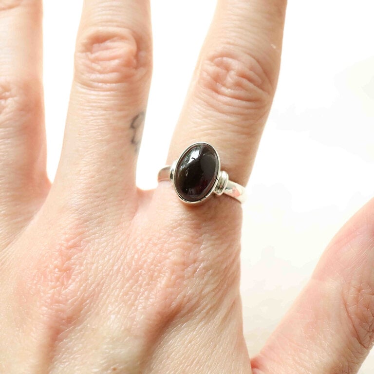 Garnet Ring - Oeillet