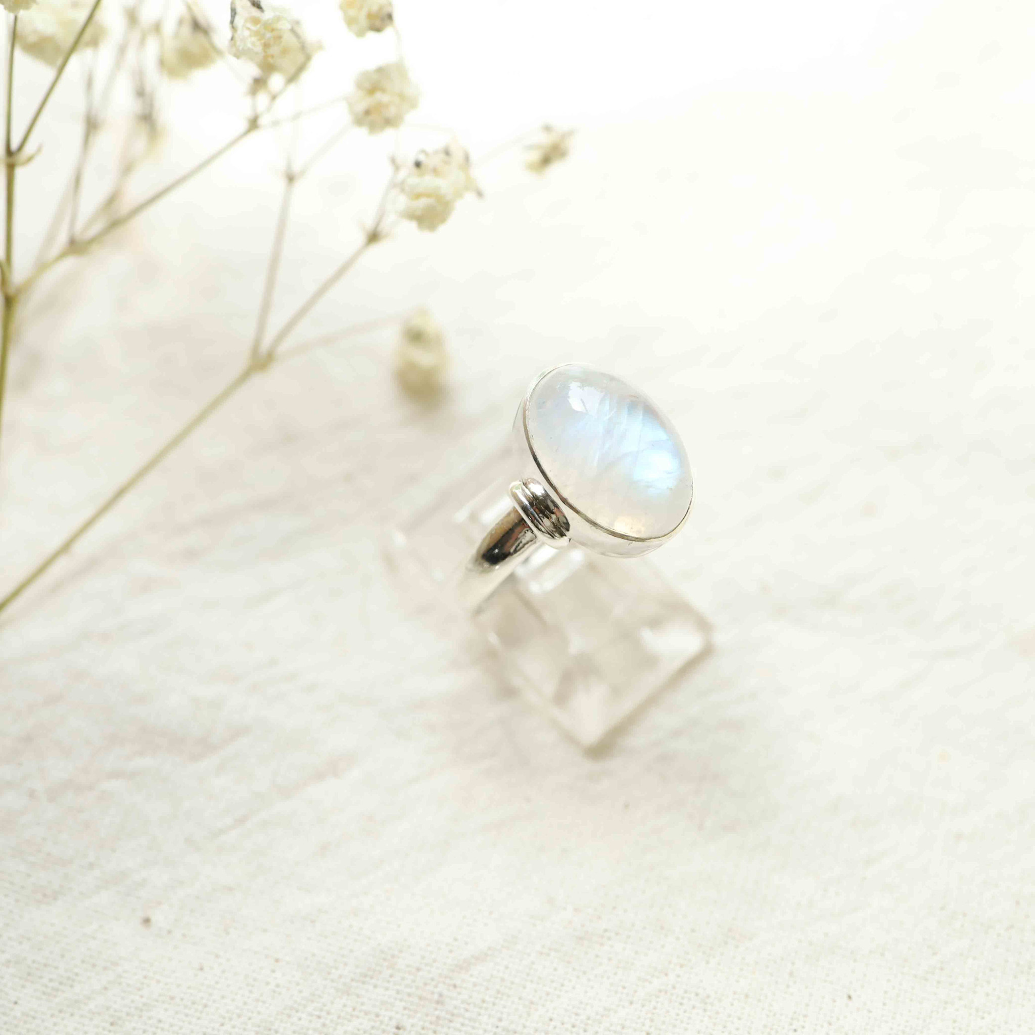 Rainbow moonstone ring - Oeillet