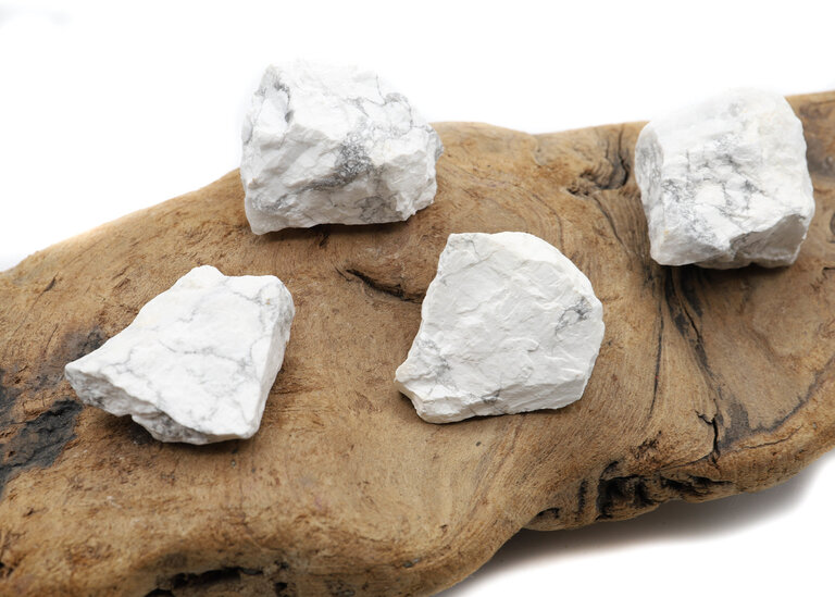 Howlite brute