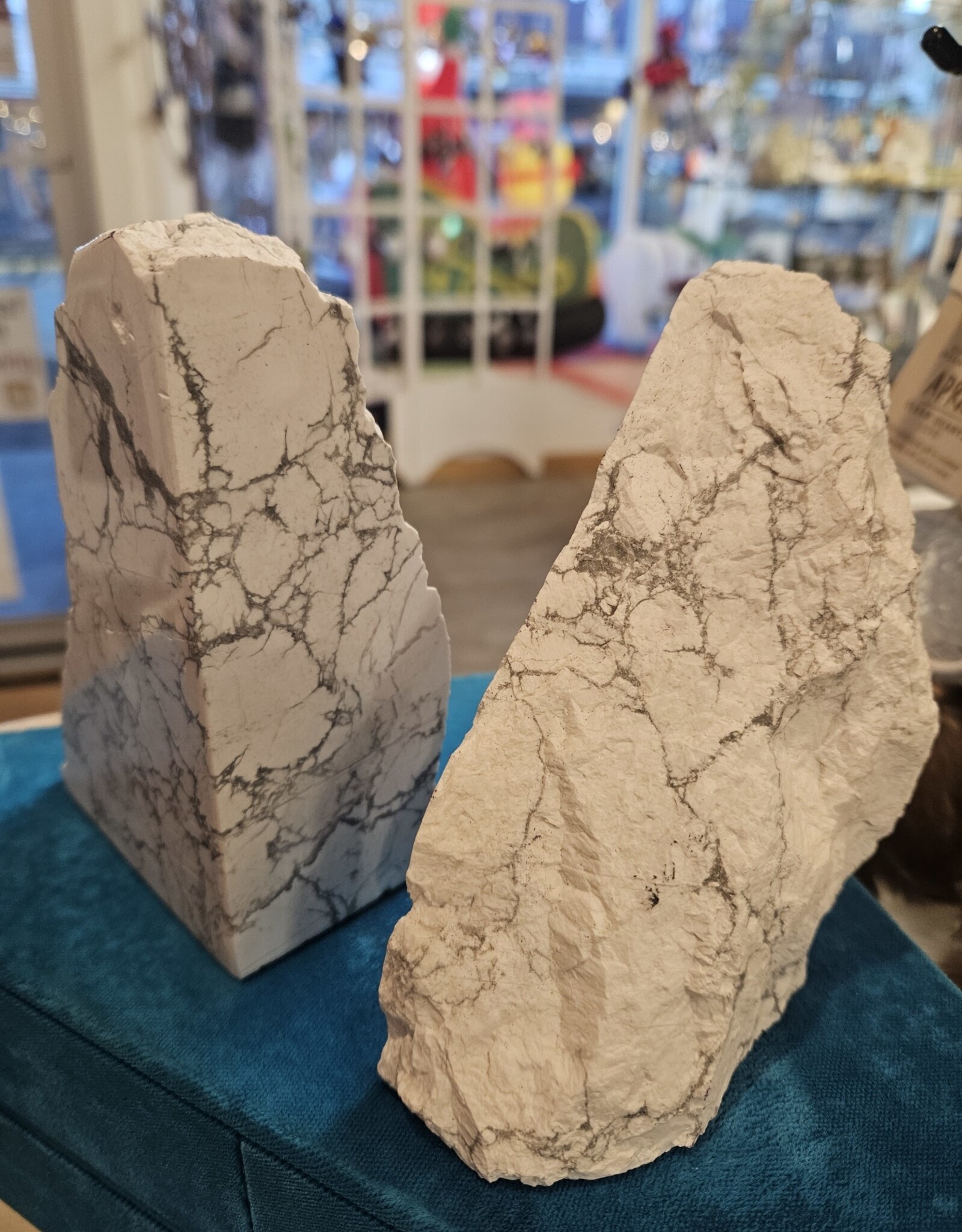 Howlite Stand Up Polished on 2 Sides