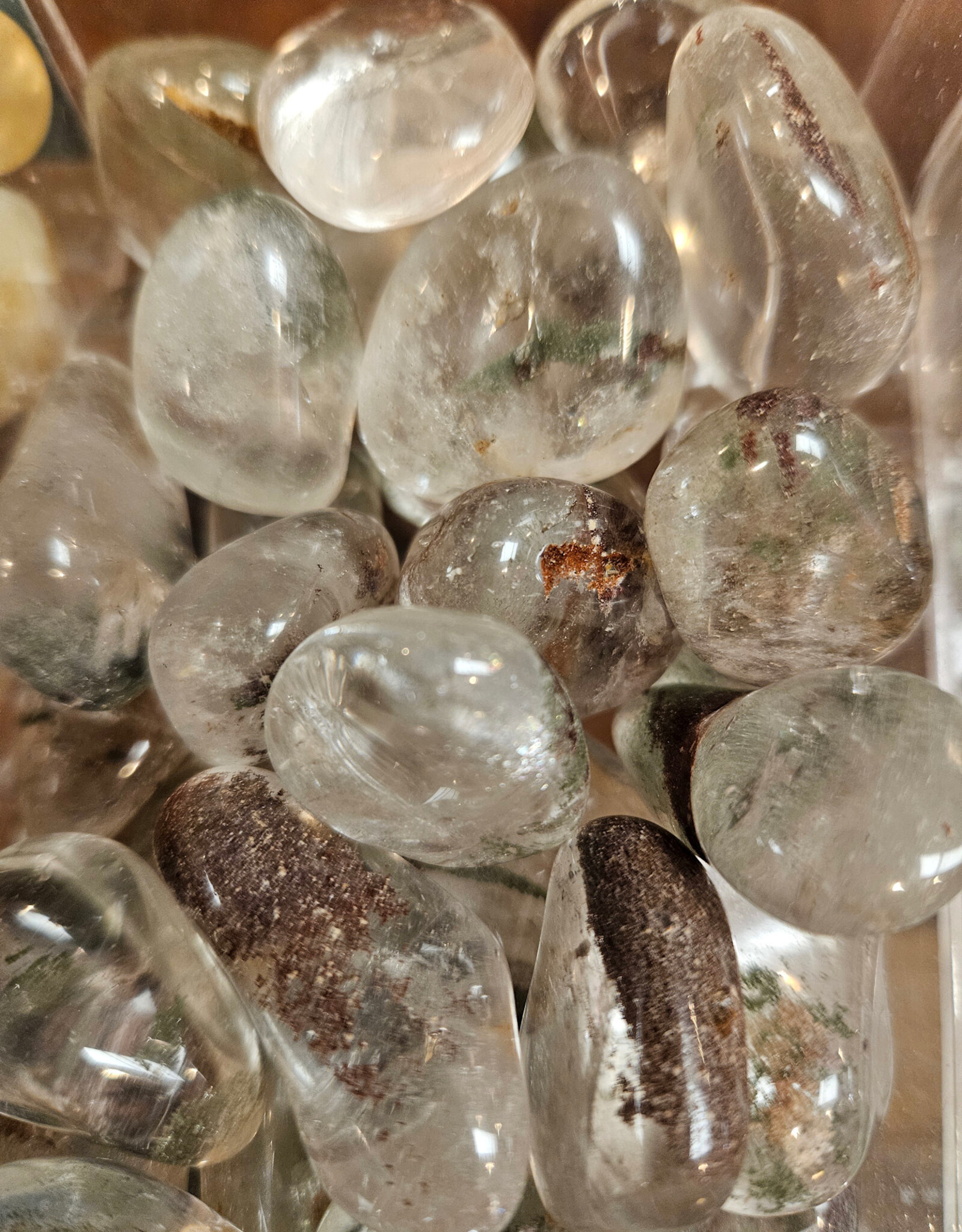 Chlorite in Quartz Tumbled Stone