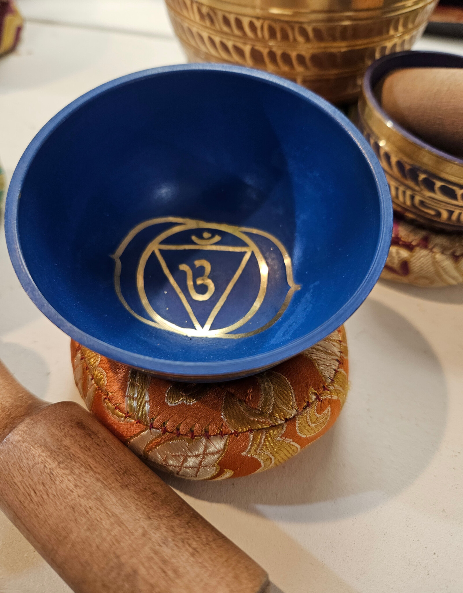 Chakra Singing Bowl w/cushion & baton