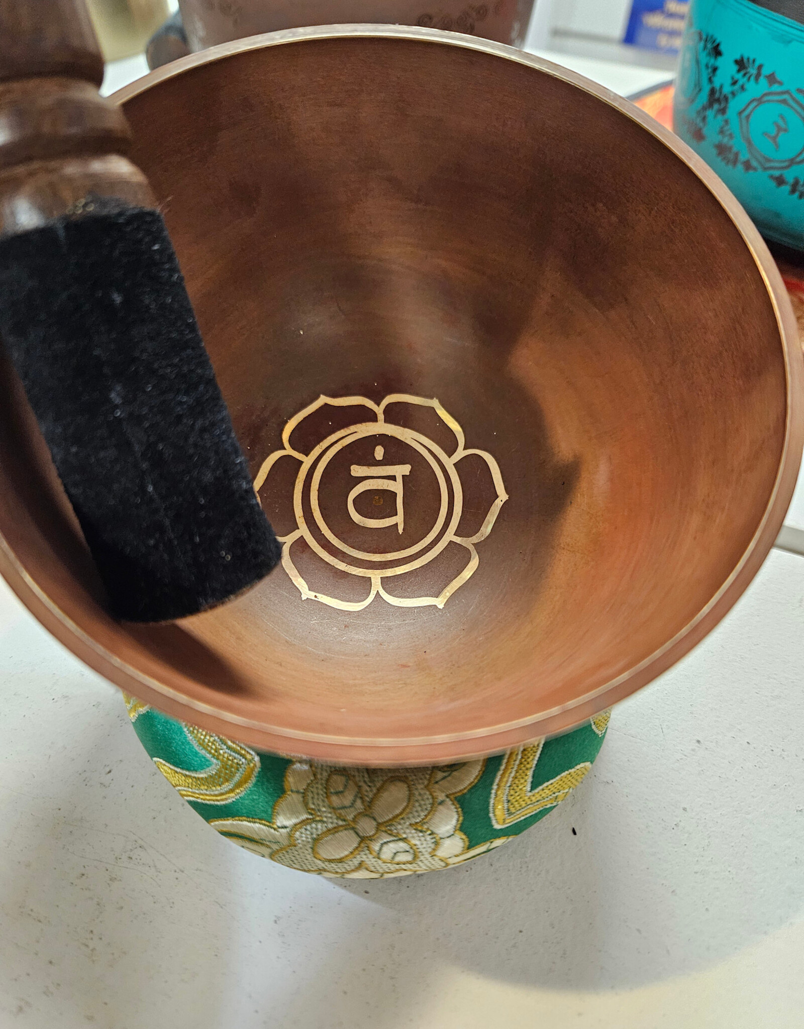 Chakra Singing Bowl w/cushion & baton