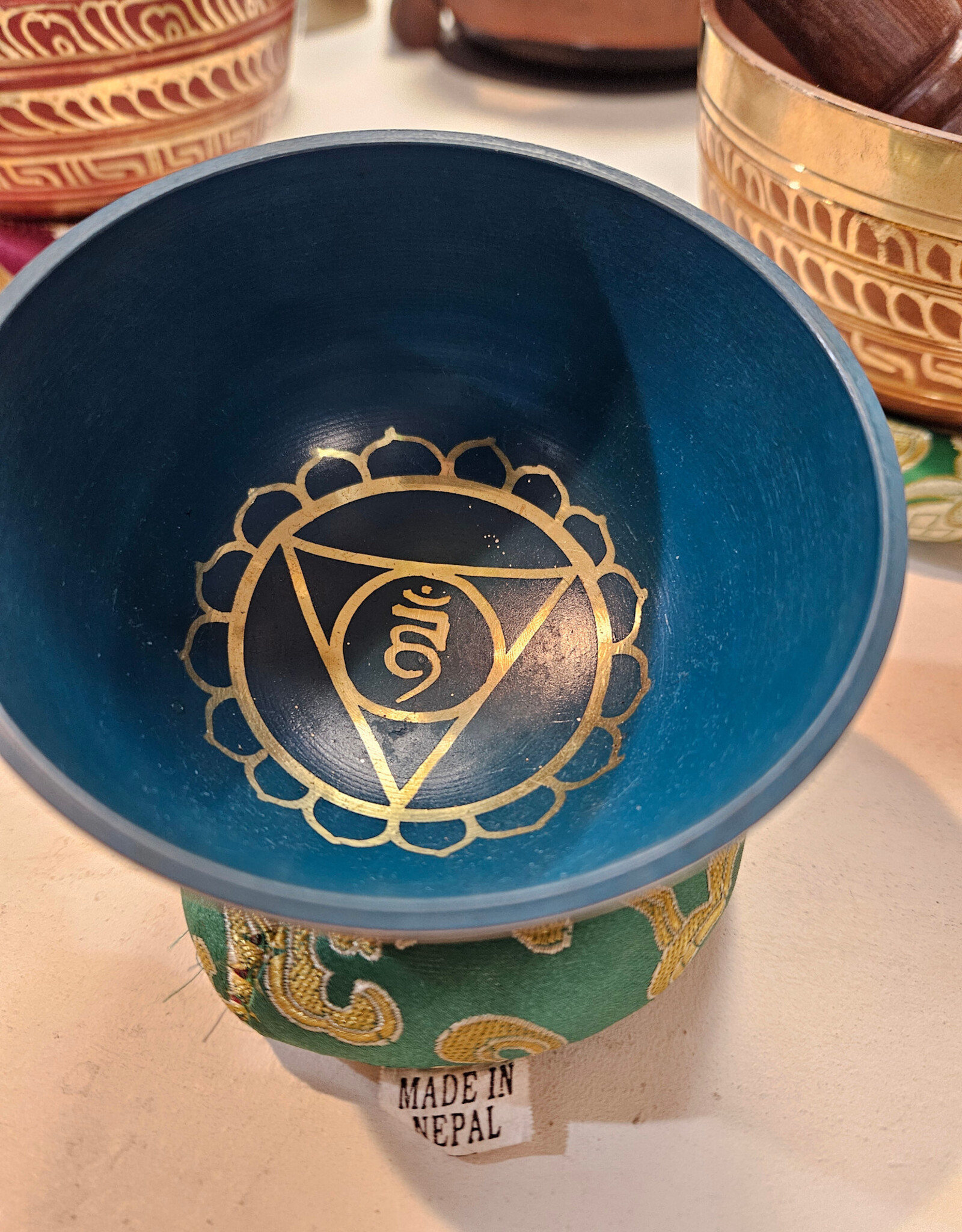 Chakra Singing Bowl w/cushion & baton