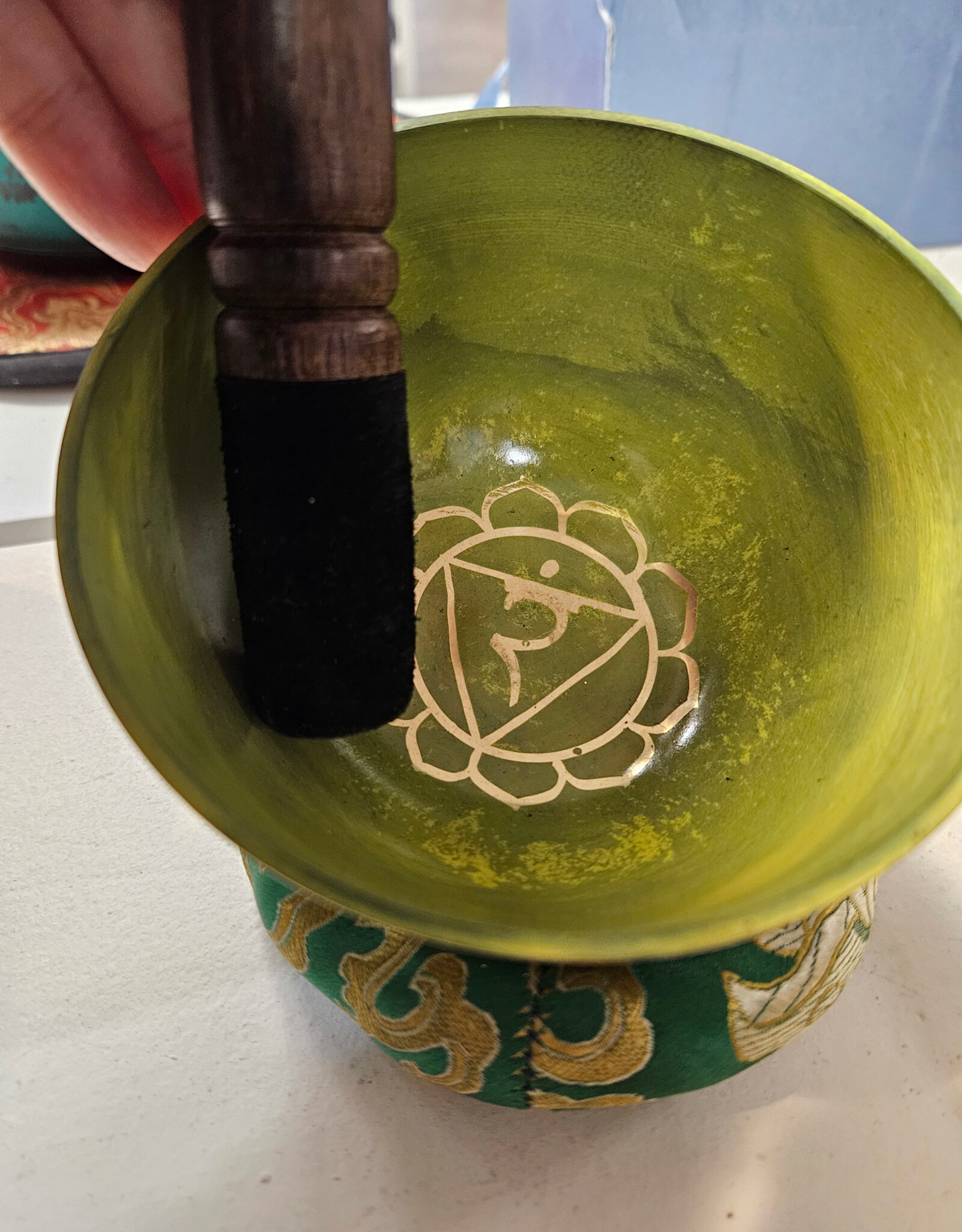 Chakra Singing Bowl w/cushion & baton