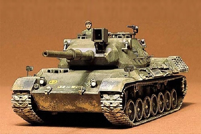 TAM35064 1/35 GERMAN LEOPARD MEDIUM TANK PLASTIC MODEL KIT