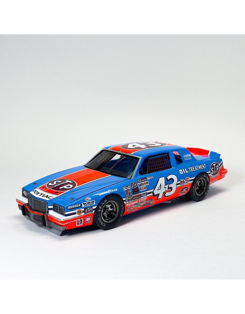 SALVINO'S JR MODELS SJMRPGP1984D 1/24 RICHARD PETTY 1984 PONTIAC GRAND PRIX 200TH RACE WINNER PLASTIC MODEL CAR KIT