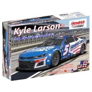 SJMHMC2022KLC 1/24 HENDRICK MOTORSPORTS KYLE LARSON 2022 CAMARO- PATRIOTIC PLASTIC MODEL KIT