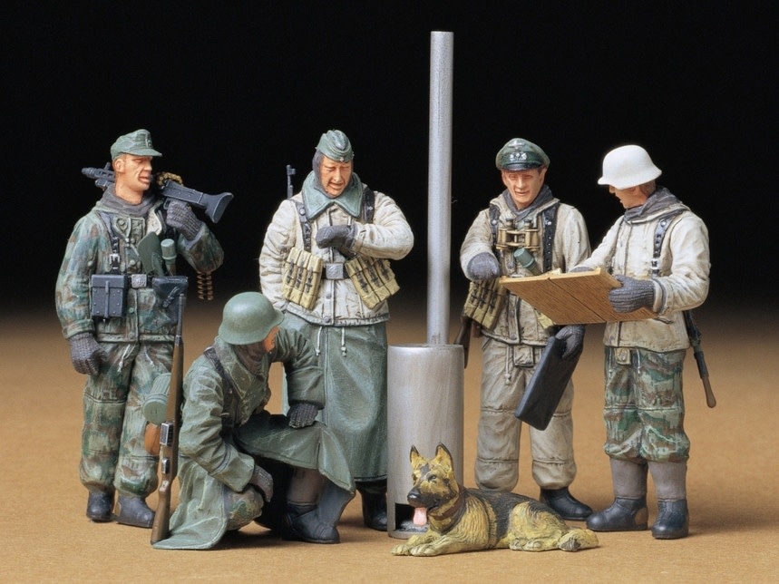 TAM35212 1/35 GER.SOLDIERS AT FIELD BRIEFING PLASTIC MODEL KIT