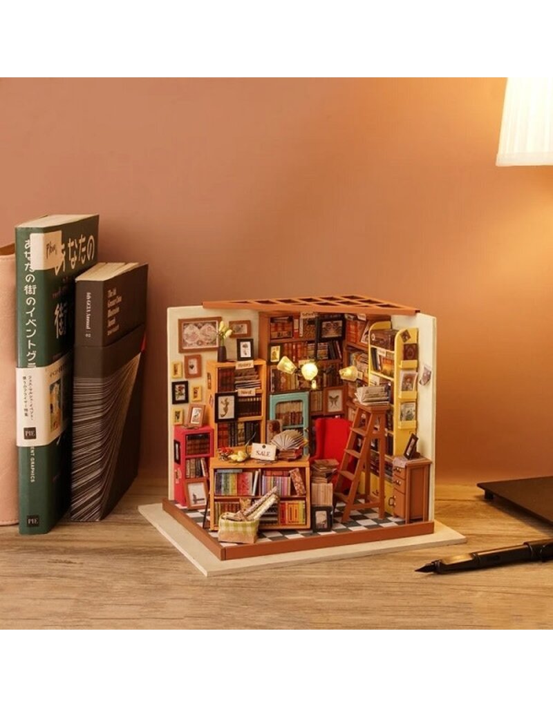 ROBOTIME ROEDG102 DIY MINIATURE HOUSE: SAM'S STUDY