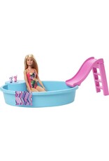 BARBIE MTL GHL91 BARBIE DOLL AND POOL PLAYSET WITH PINK SLIDE, BEVERAGE ACCESSORIES AND TOWEL: BLONDE DOLL IN TROPICAL SWIMSUIT