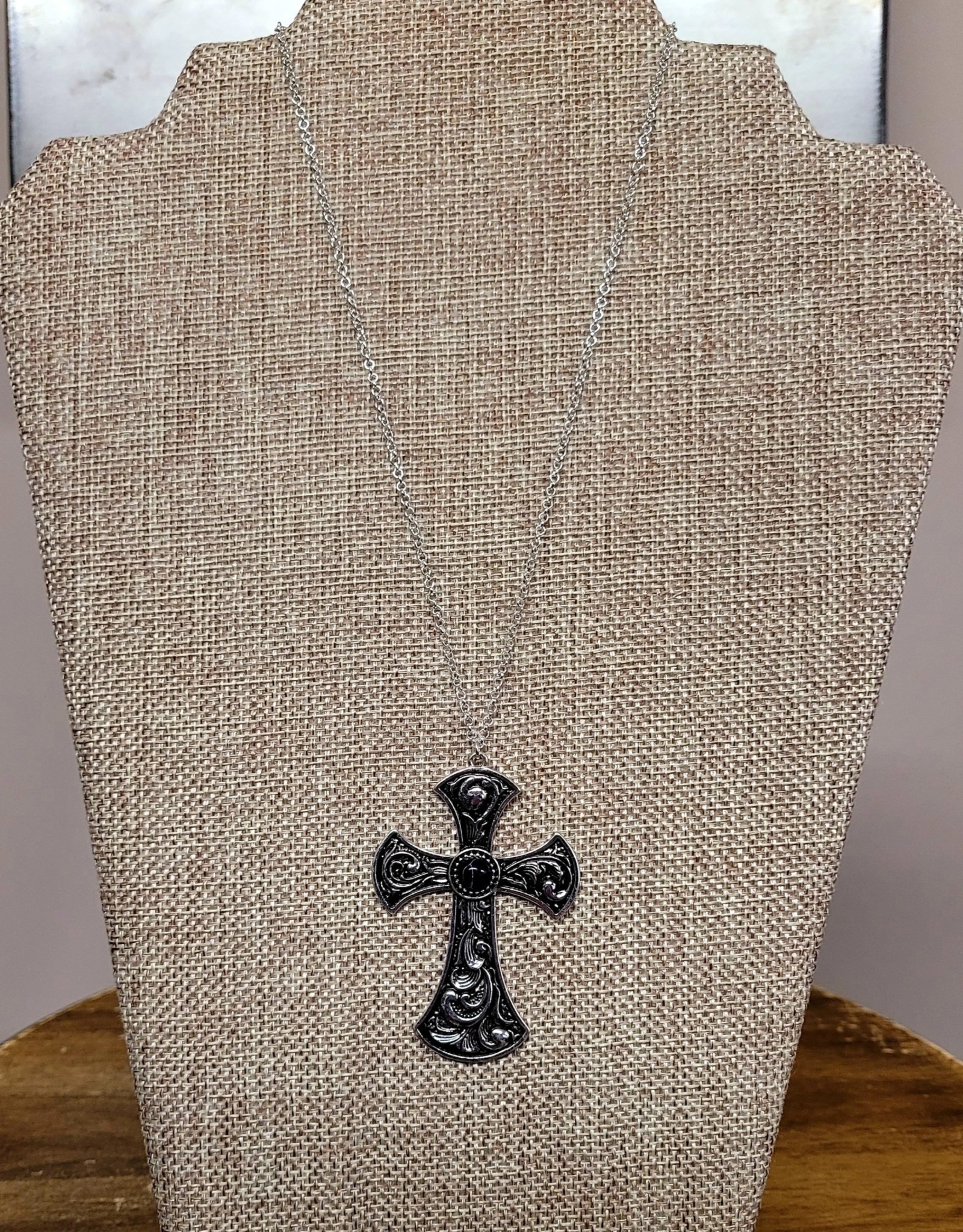 NECKLACE PATTERNED CROSS W/BLK SEMI STONE ON CABLE CHAIN