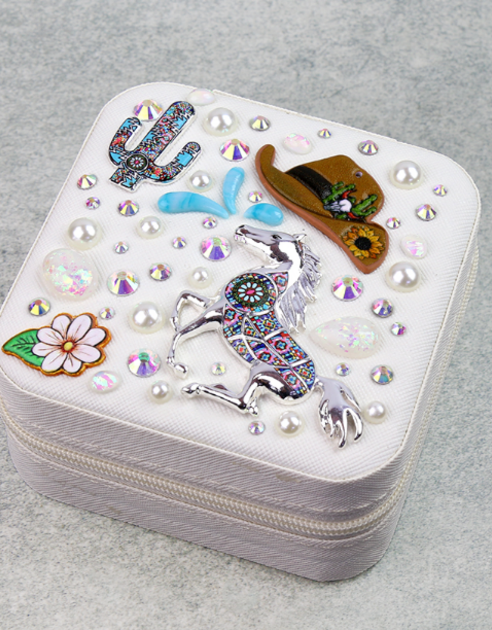 TRAVEL JEWELRY LEATHER WHITE WITH WESTERN CHARMS