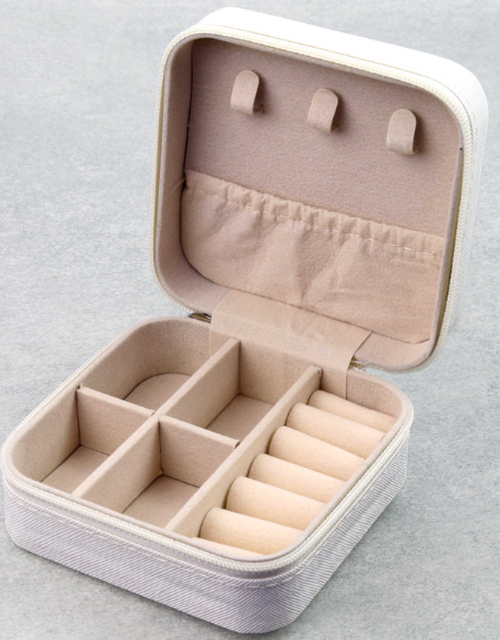 TRAVEL JEWELRY LEATHER WHITE WITH WESTERN CHARMS