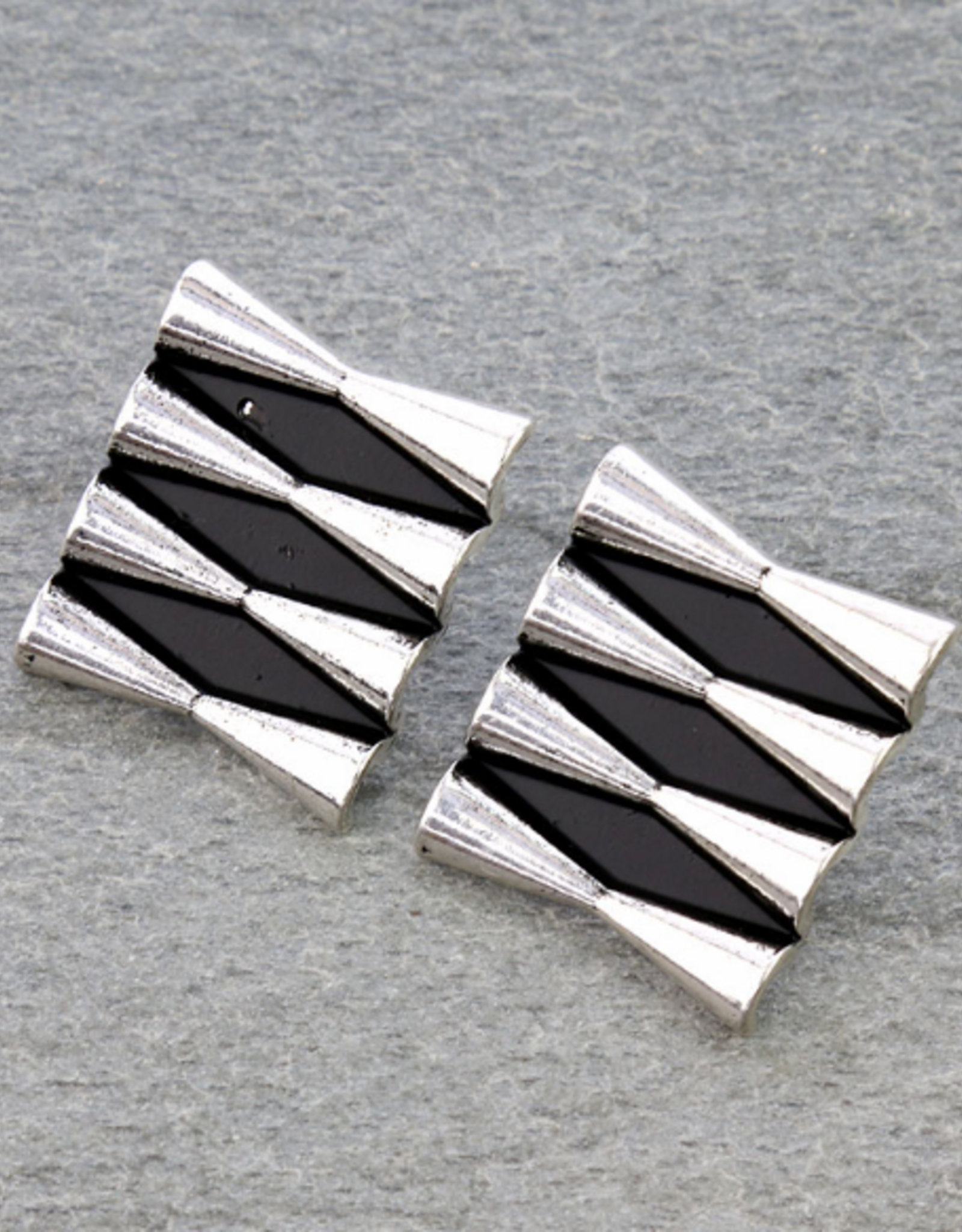 WESTERN METAL & BLACK 4 BAR STUD