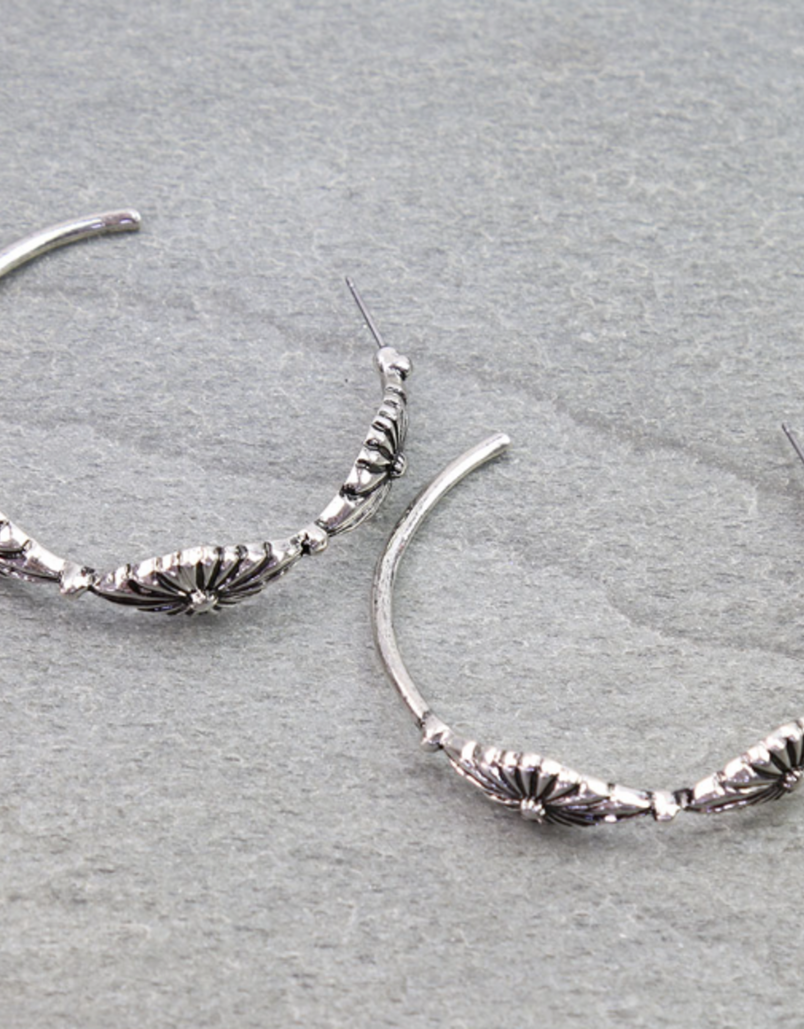 METAL SLIM CONCHO HOOP EARRINGS