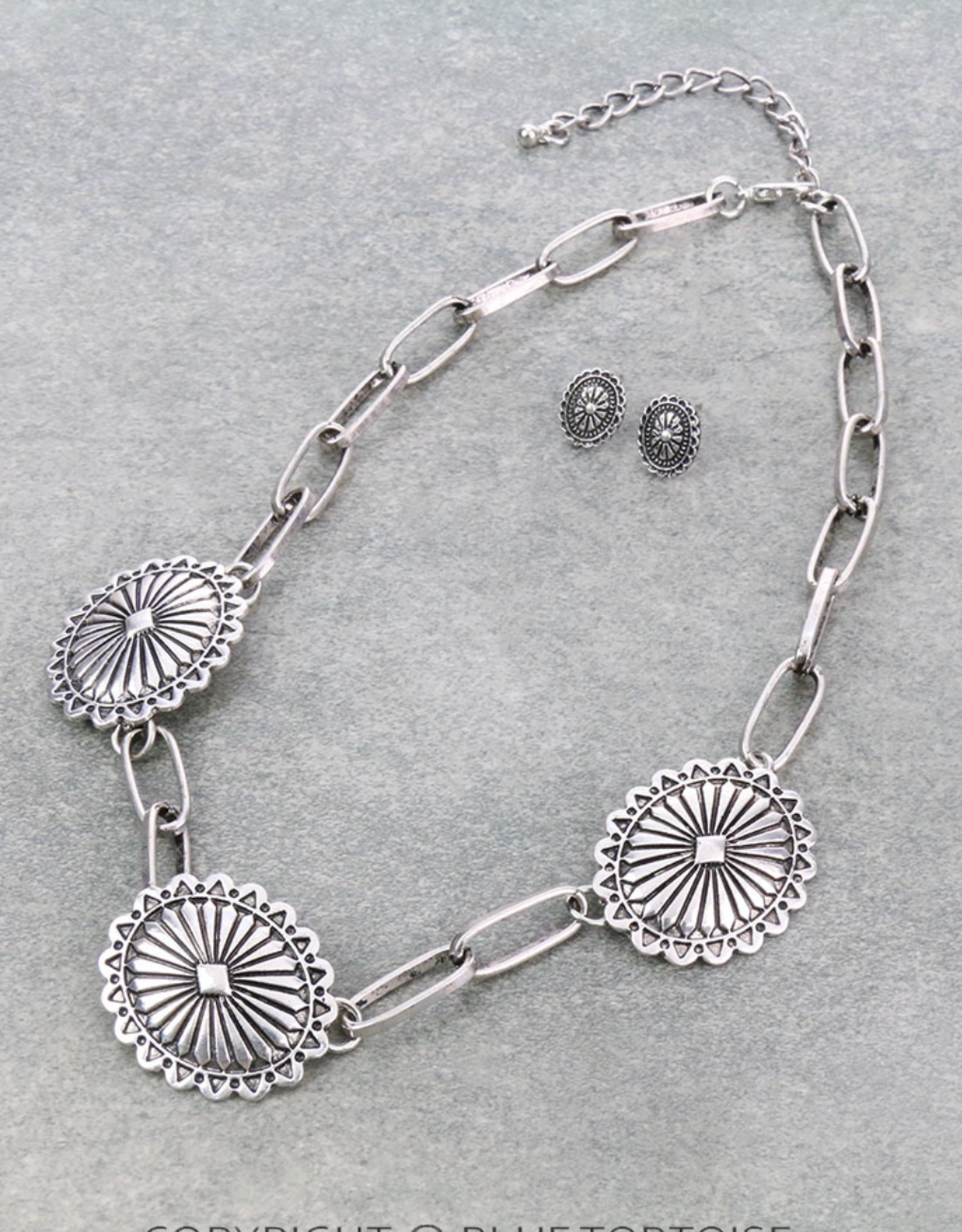 NECKLACE SET WITH 3 CONCHOS ON PAPER CLIP CHAIN