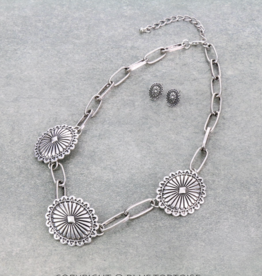 NECKLACE SET WITH 3 CONCHOS ON PAPER CLIP CHAIN