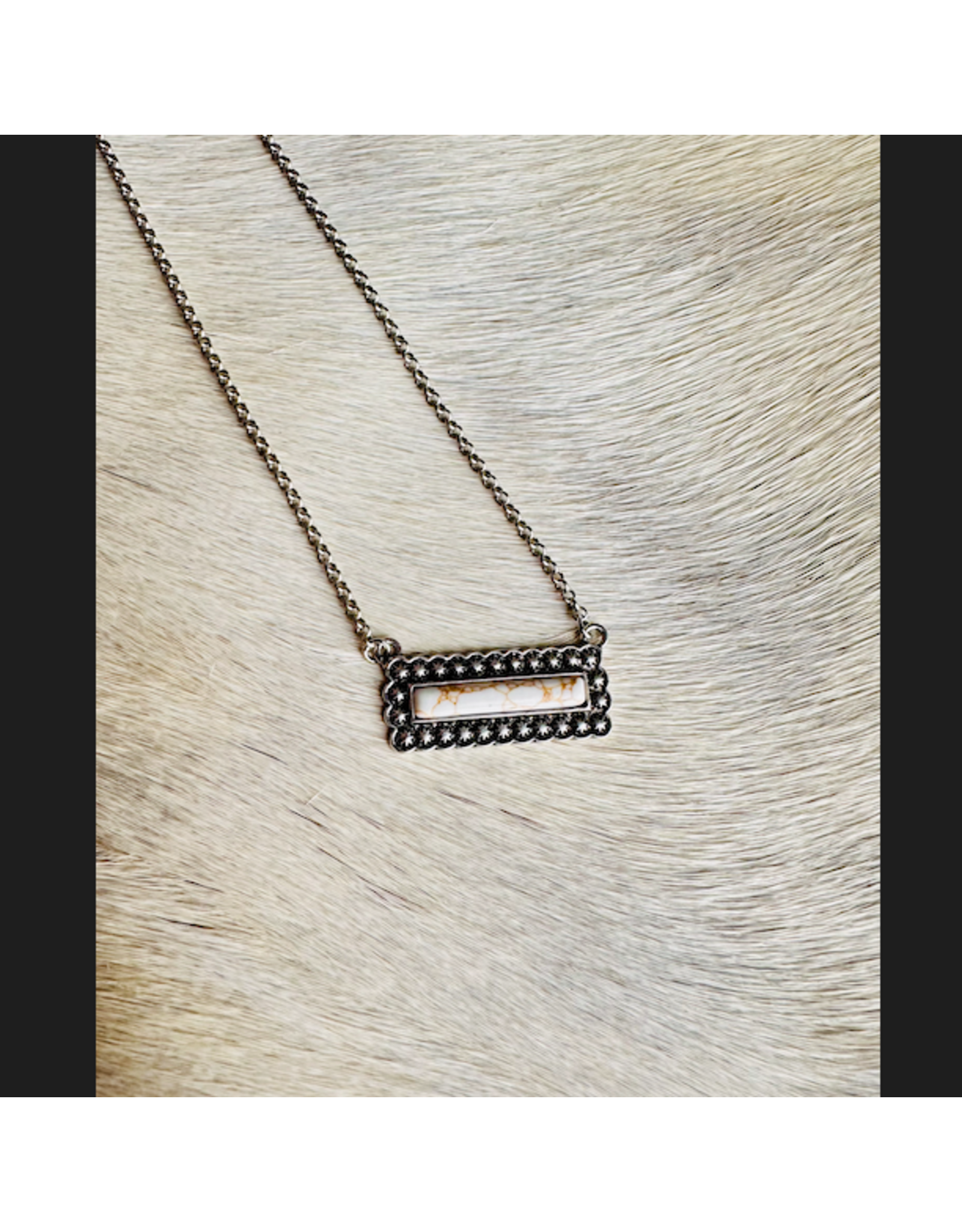 NECKLACE WHITE STONE BAR ON CHAIN