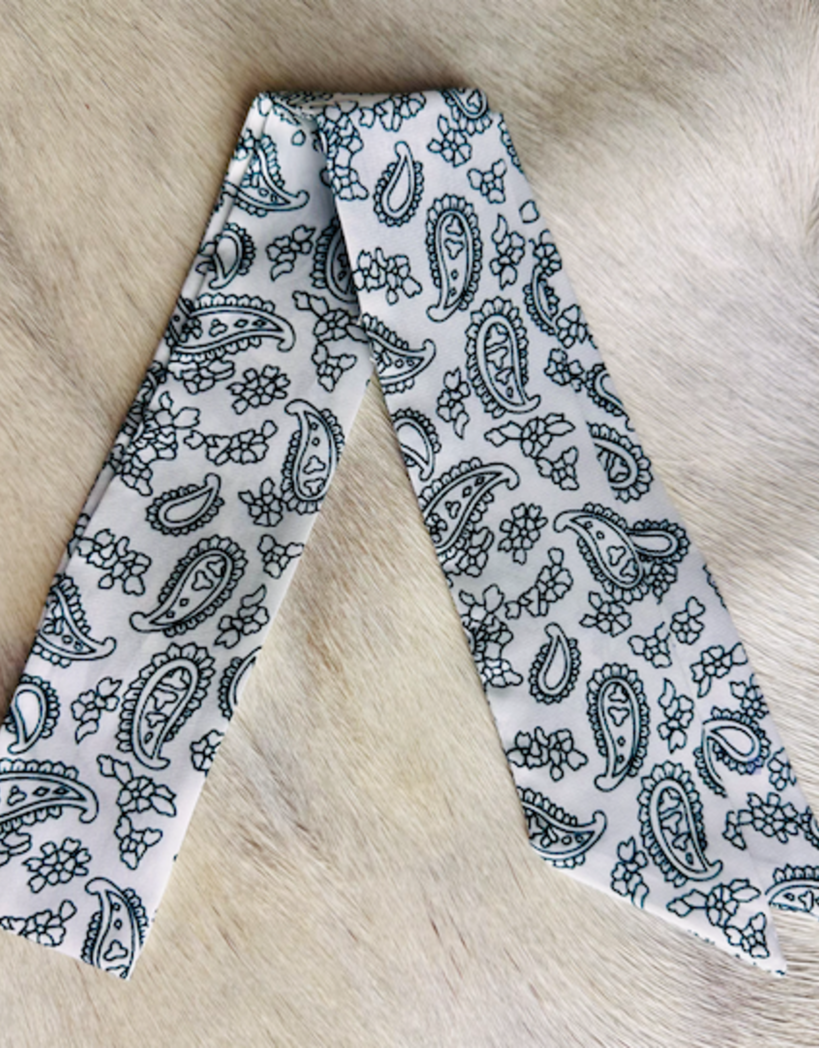 TWILLY WHITE AND BLACK BANDANA PRINT