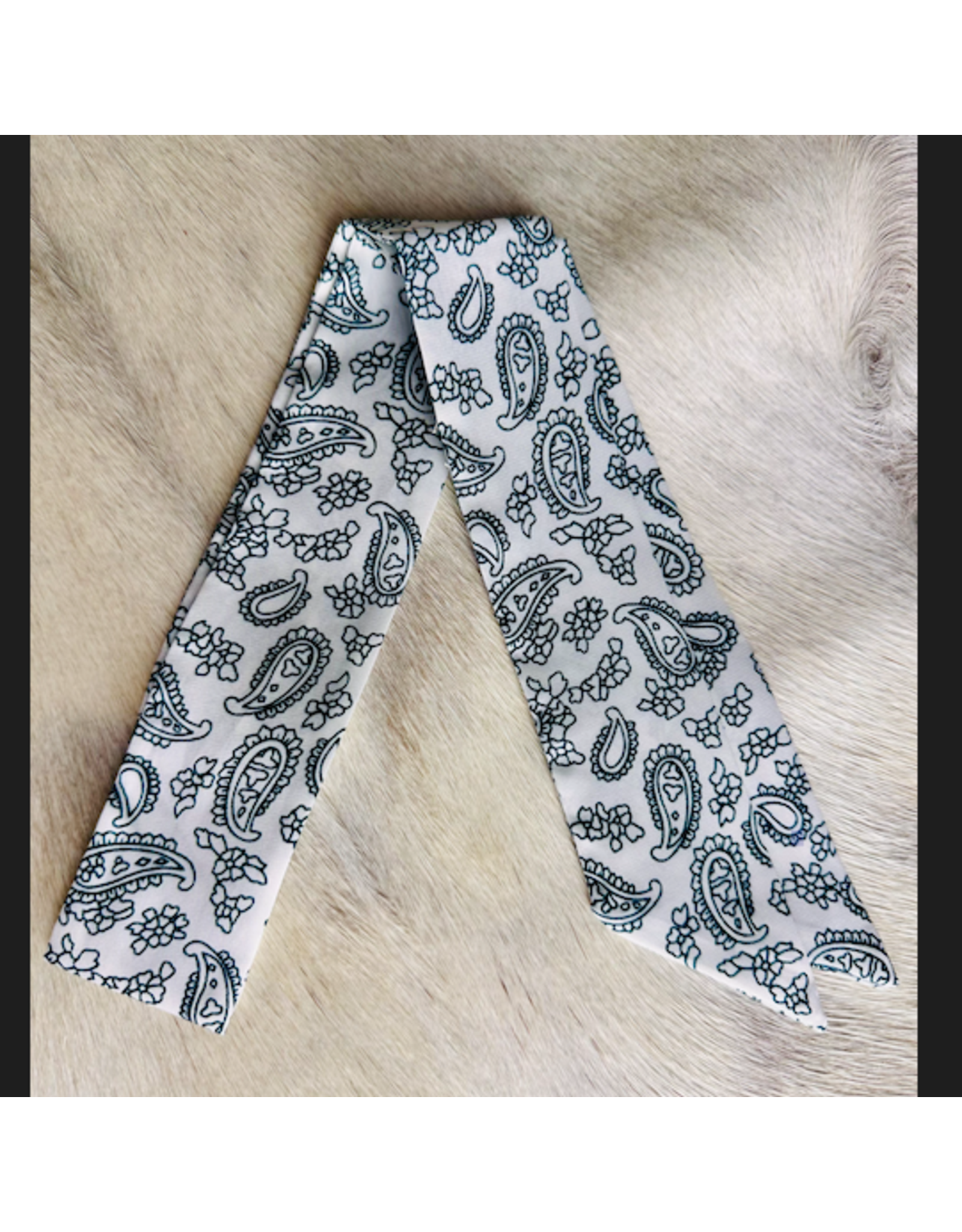 TWILLY WHITE AND BLACK BANDANA PRINT