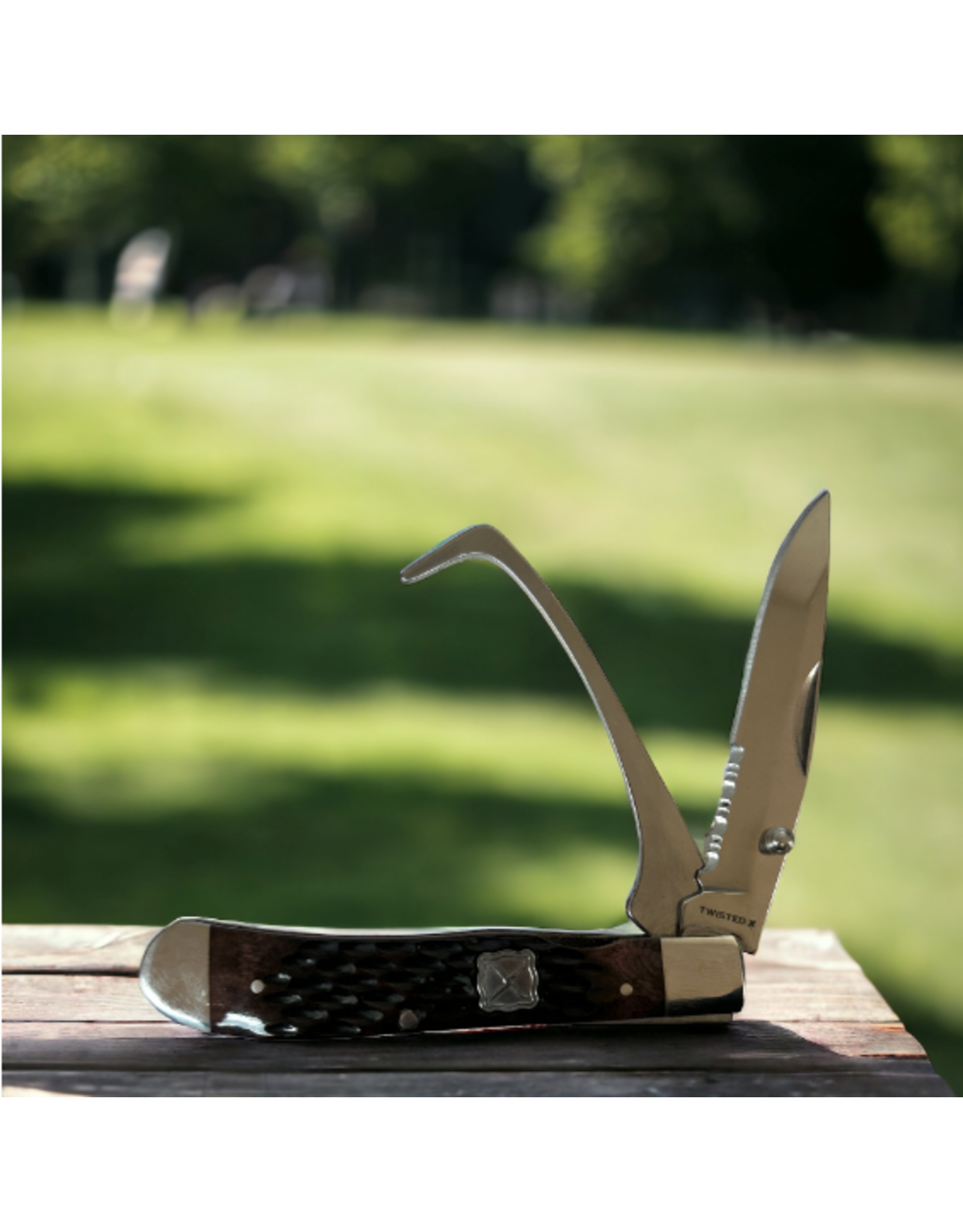 KNIFE TWISTED X SERRATED BLADE WITH HOOF PICK BLACK