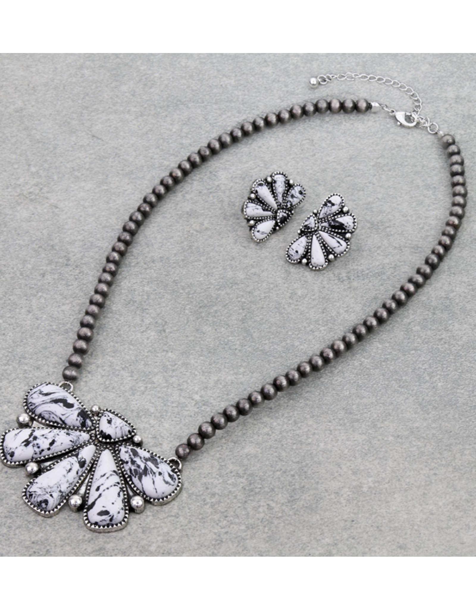 NECKALCE SET NAVAJO PEARL BLACK & WHITE HALF SQUASH
