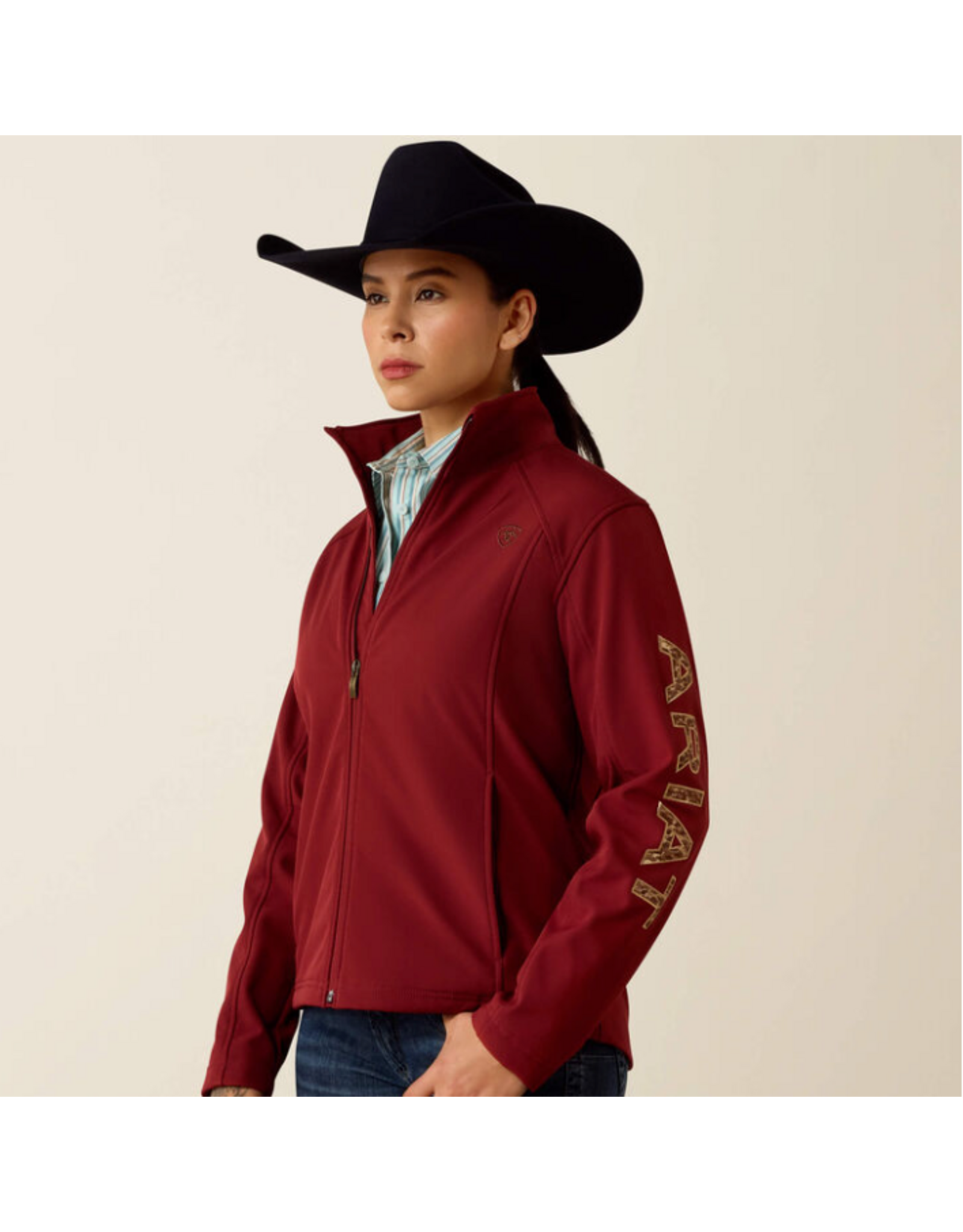 JACKET WMS ARIAT LOGO SOFTSHELL SYRAH