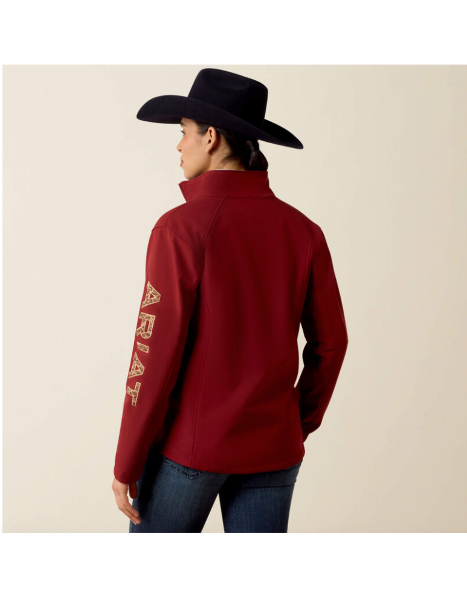 JACKET WMS ARIAT LOGO SOFTSHELL SYRAH