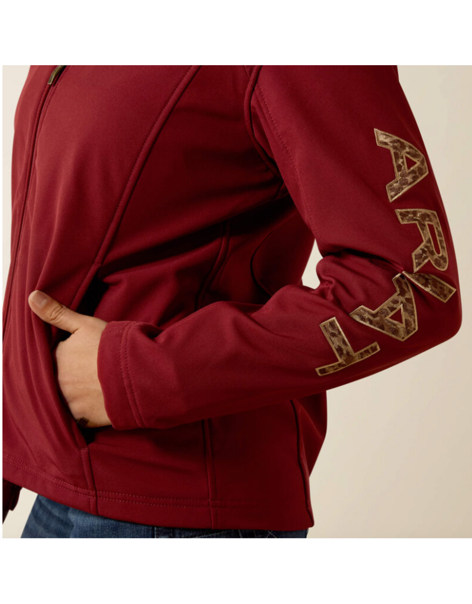 JACKET WMS ARIAT LOGO SOFTSHELL SYRAH