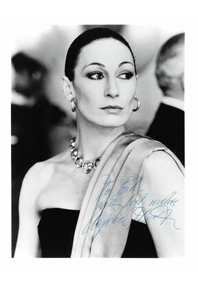 ANJELICA HOSTON , ACTRESS, DIRECTOR PUBLISHER SIGNED 8X10 WITH COA