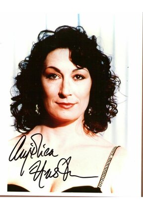 ANJELICA HUSTON OSCAR WINNER "PRIZZI'S HONOR" SIGNED 8X10 WITH COA