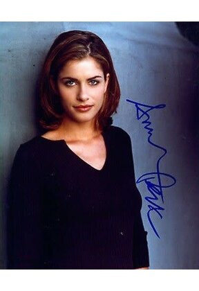AMANDA PEET SEXY LOOK SIGNED 8X10 PHOTO BLACK SHIRT BLUE SIGNATURE