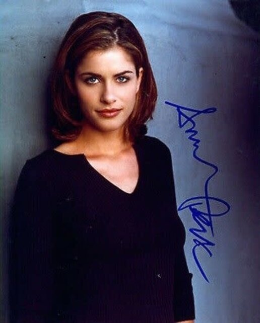 AMANDA PEET SEXY LOOK SIGNED 8X10 PHOTO BLACK SHIRT BLUE SIGNATURE