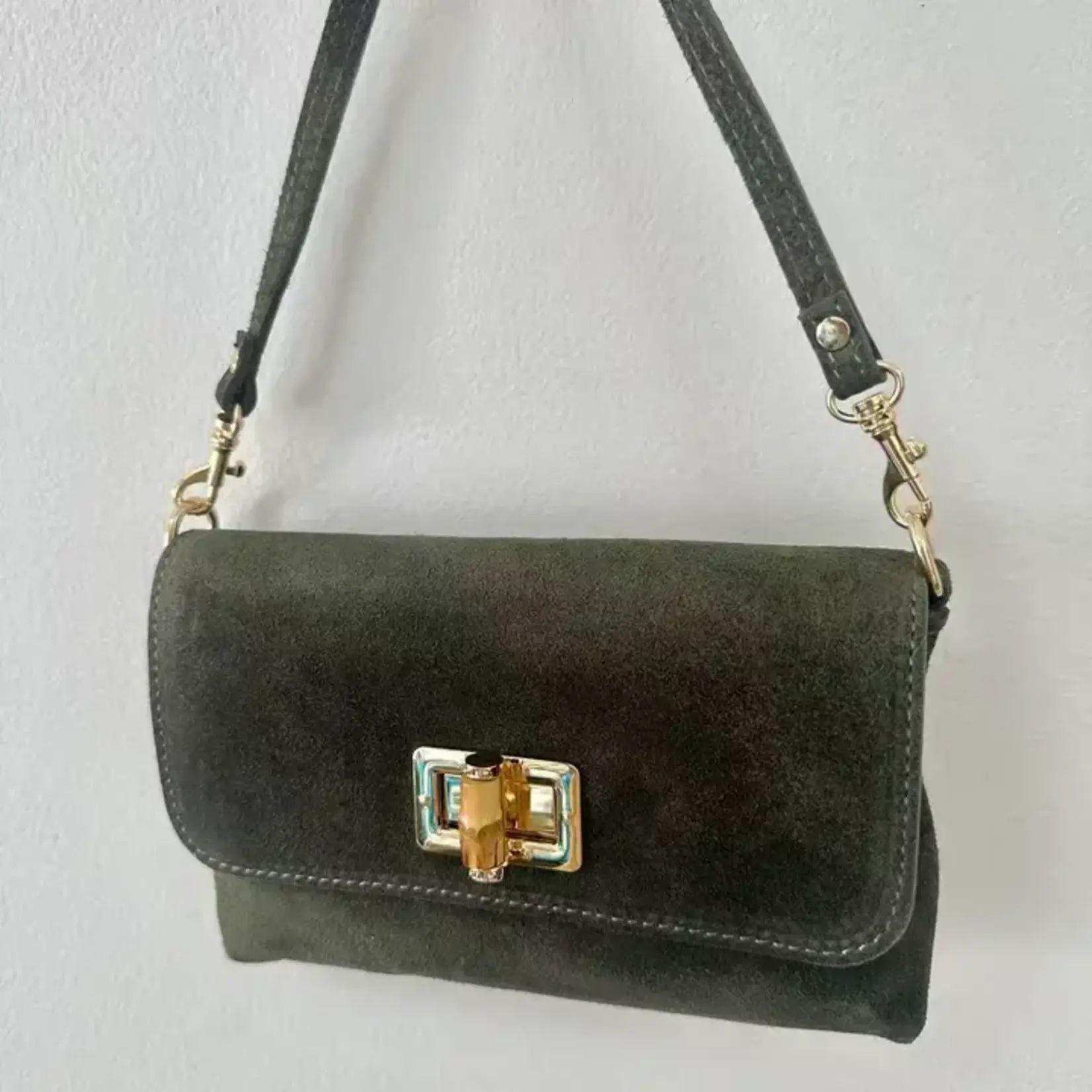 Vicky Suede  7.5" x 5"