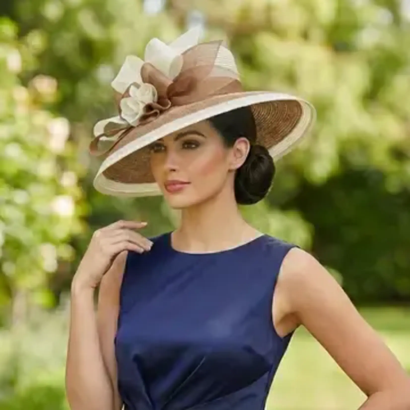 T1118 - Wide-Brim Straw Hat with Sculptural Bow