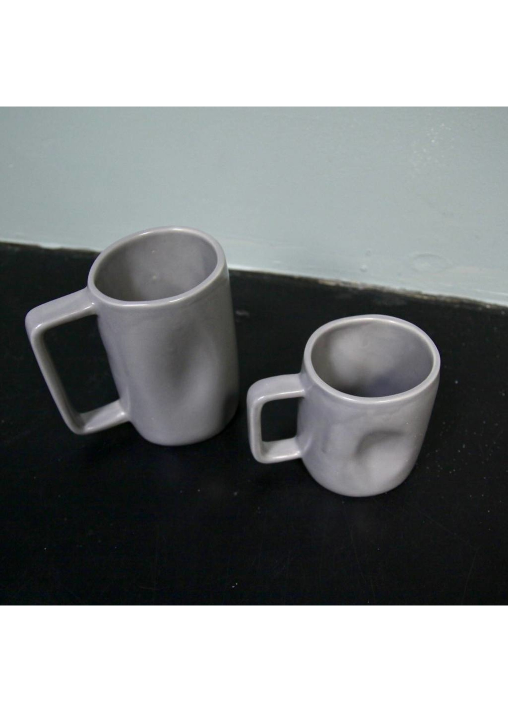 https://cdn.shoplightspeed.com/shops/619513/files/9324876/1652x2313x2/alex-marshall-pottery-tall-mug-grey.jpg