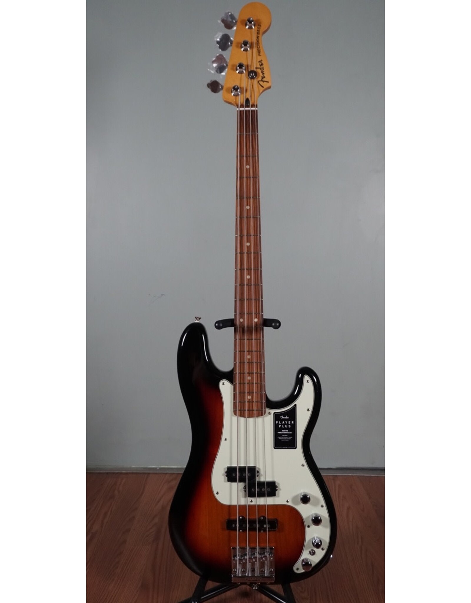 Fender Fender Player Plus Precision Bass, 3-Color Sunburst w/ Deluxe Gig Bag