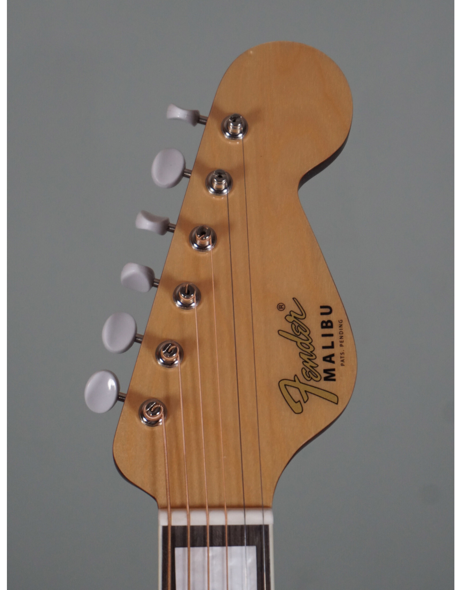 Fender Fender California Series Malibu Vintage, Gold Pickguard, Aged Natural w/ Vintage Style HSC