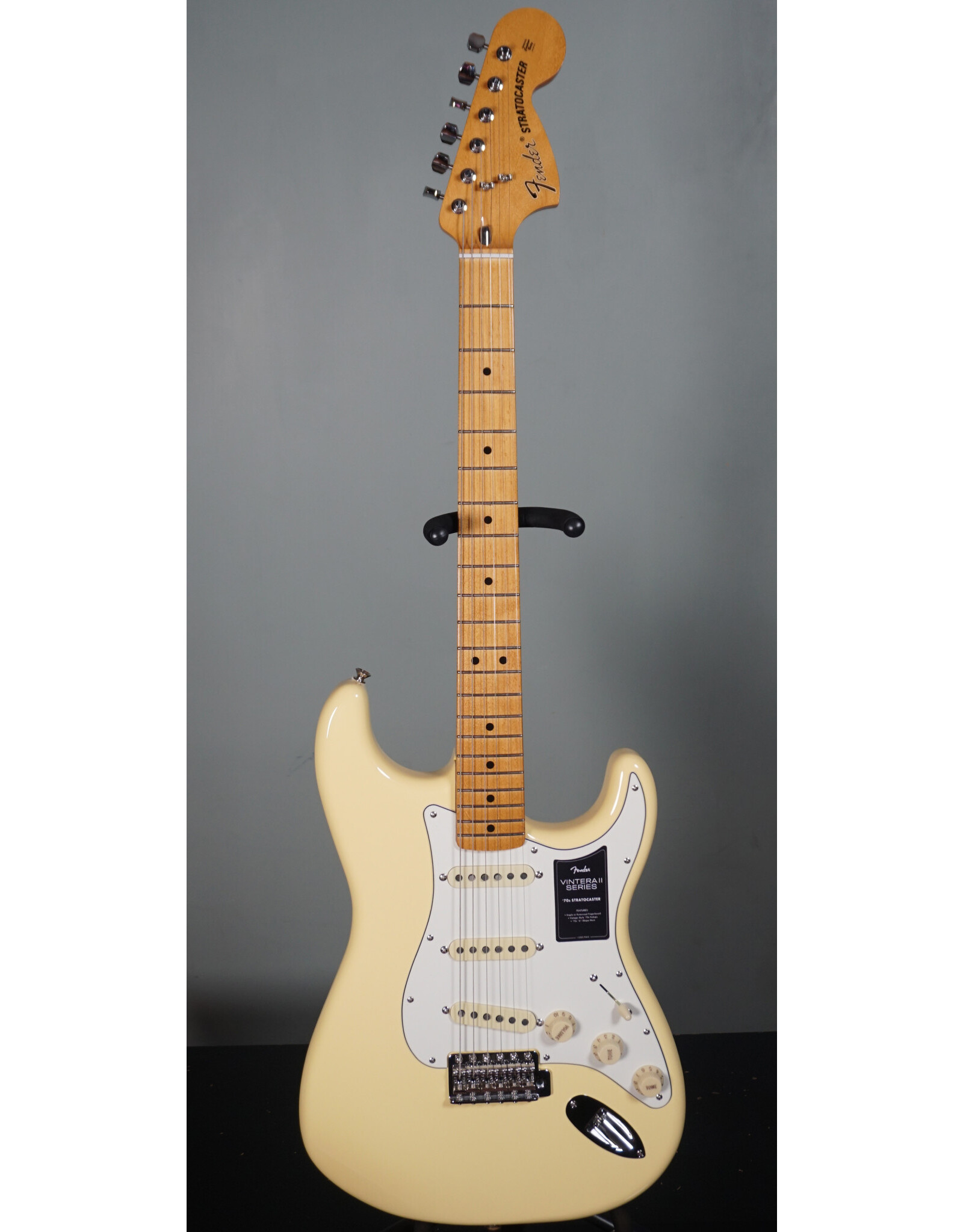 Fender Fender  Vintera II 70s Stratocaster, Vintage White w/ Deluxe Gig Bag