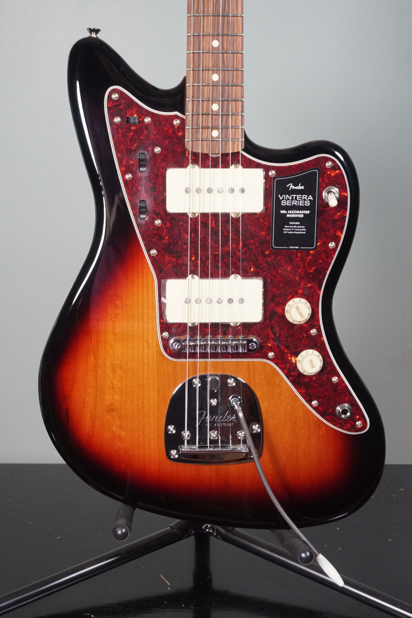 Fender Vintera '60s Jazzmaster Modified, 3-Color Sunburst w Fender Vintera '60s Jazzmaster Modified, 3-Color Sunburst w