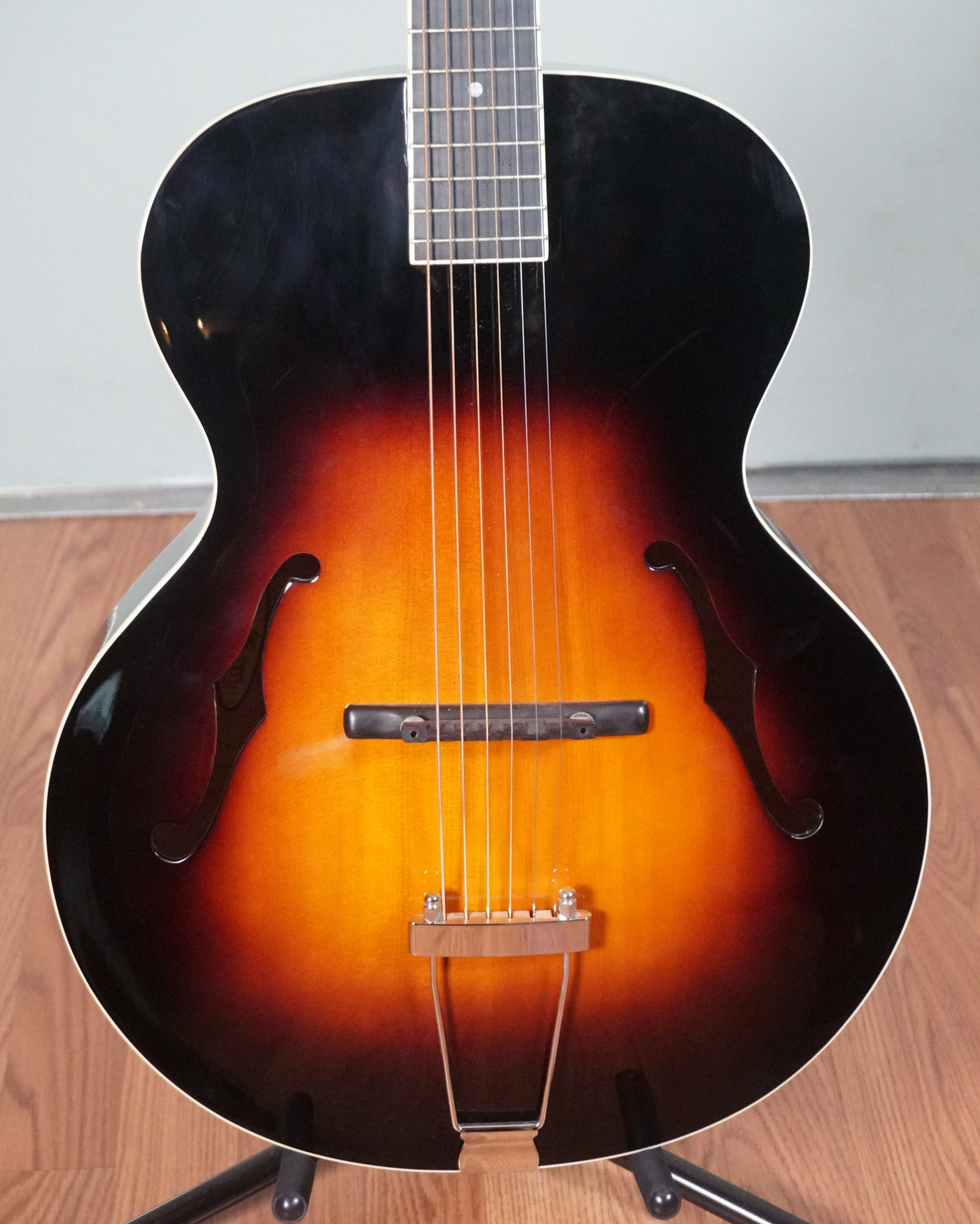 The Loar LH-600 Acoustic Archtop Guitar, Vintage Sunburst - Twin 