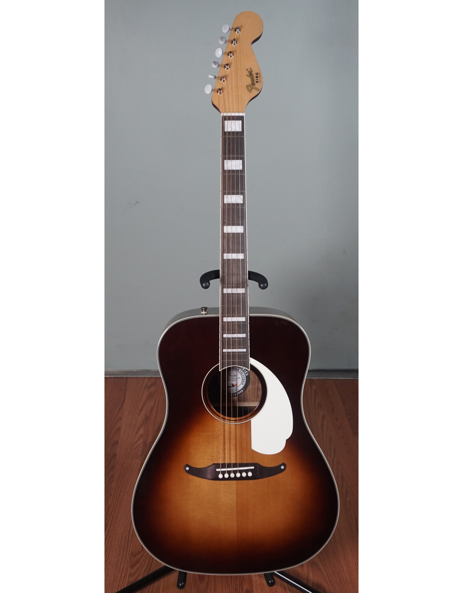 Fender Fender King Vintage, Aged White Pickguard, Mojave w/ Vintage-Style HSC