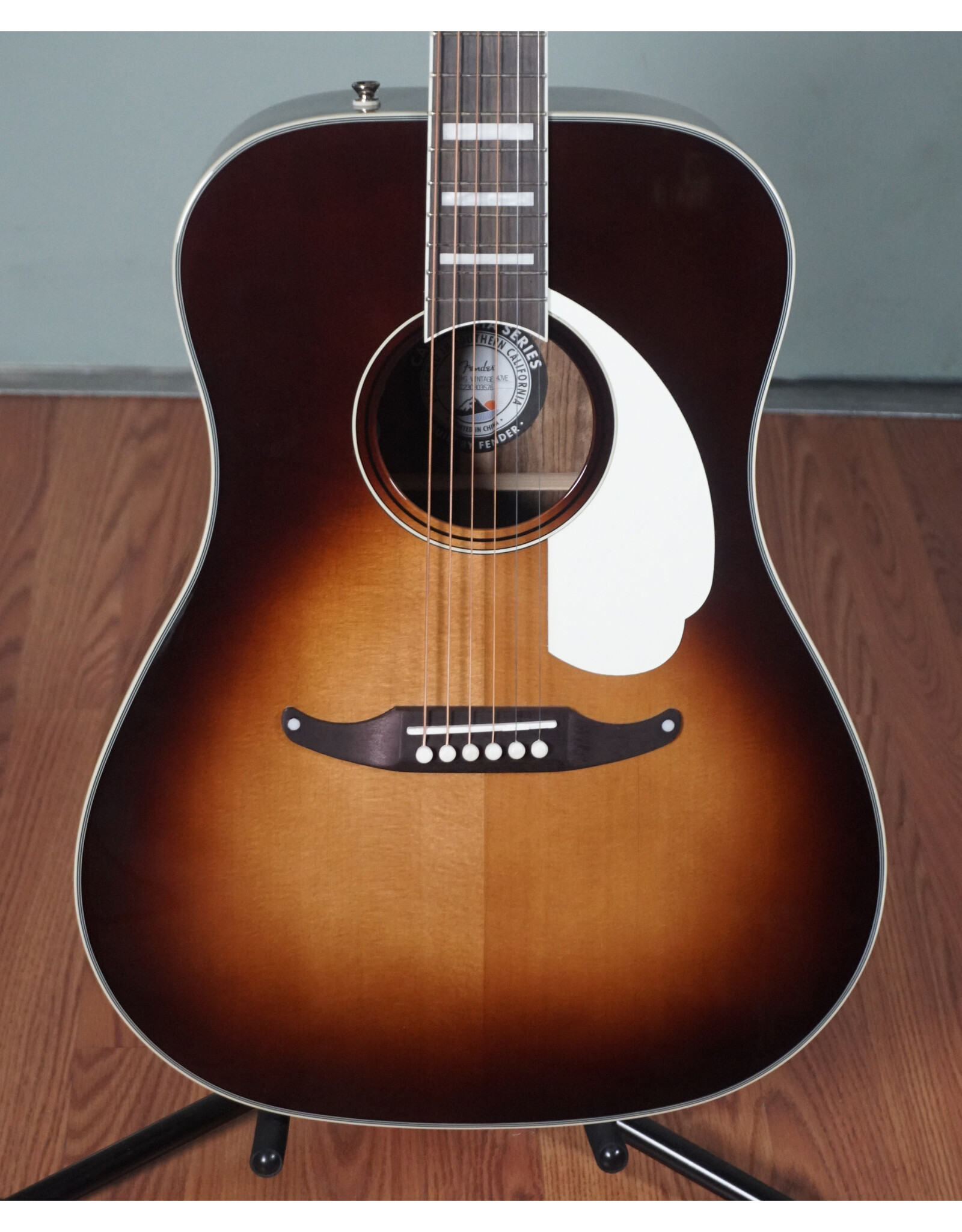 Fender Fender King Vintage, Aged White Pickguard, Mojave w/ Vintage-Style HSC