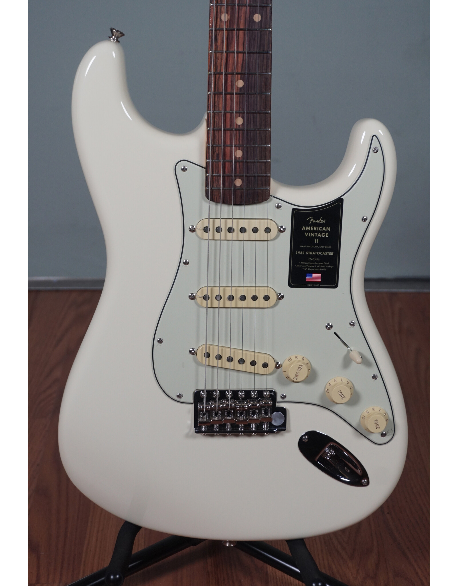 Fender Fender American Vintage II 1961 Stratocaster, Olympic White w/ Vintage-Style Brown HSC