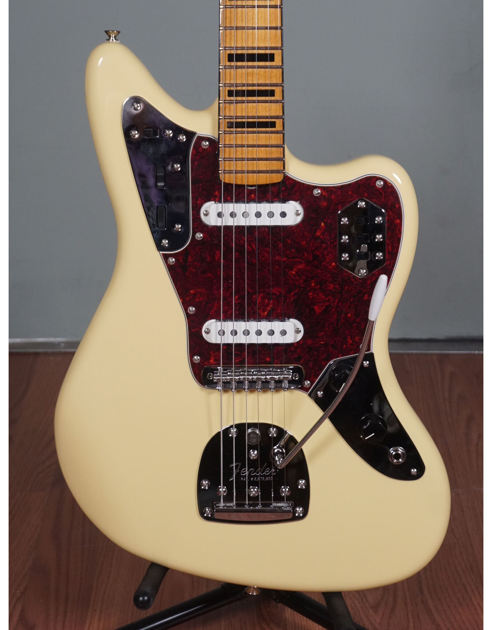 Fender Fender Vintera II 70s Jaguar, Vintage White w/ Deluxe Gig Bag