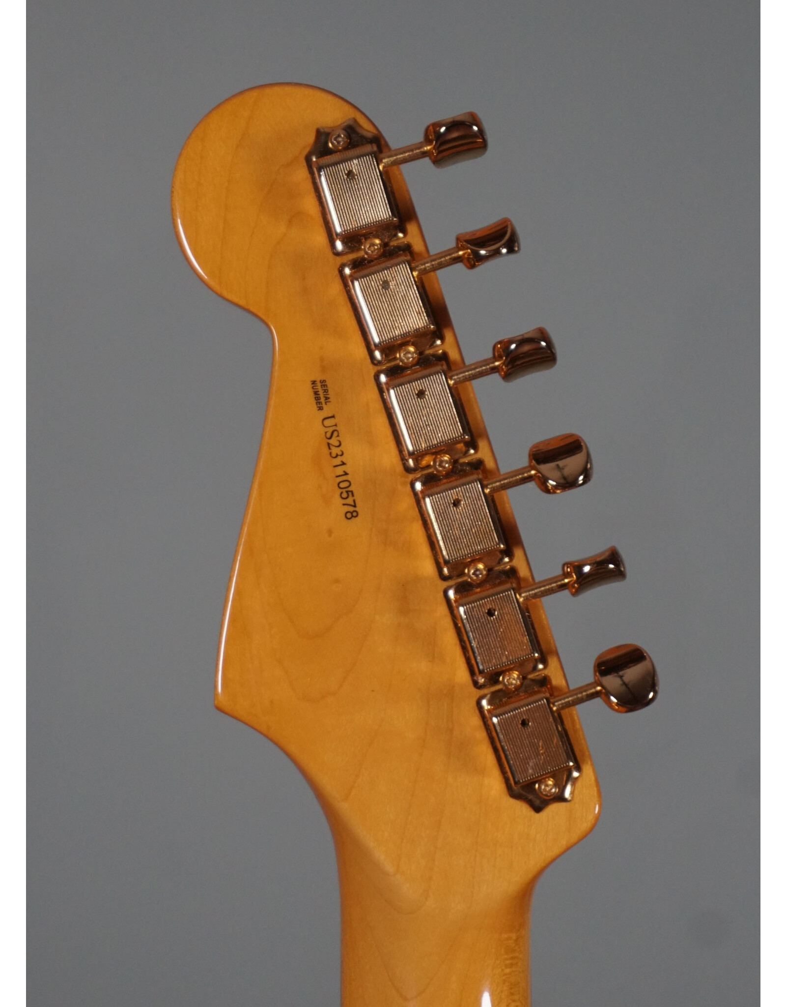 Fender Fender Stevie Ray Vaughan Stratocaster, Pau Ferro Fingerboard, 3-Color Sunburst w/. Vintage Style Tweed HSC