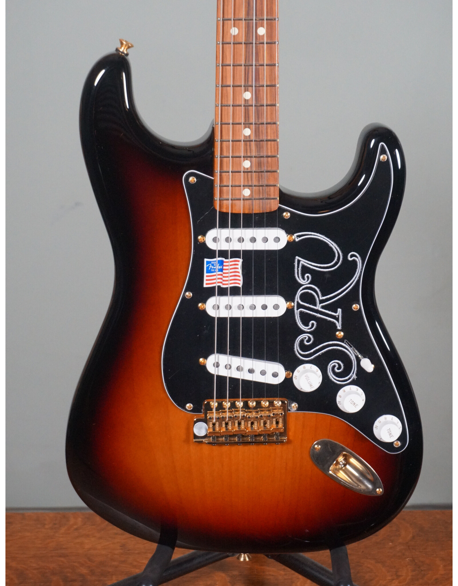 Fender Fender Stevie Ray Vaughan Stratocaster, Pau Ferro Fingerboard, 3-Color Sunburst w/. Vintage Style Tweed HSC